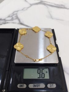 9.6g 18K yellow gold Van Cleef style 5-motif Alhambra bracelet 8.5 inches on a scale