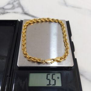 5.5g 18K yellow gold twisted chain bracelet 8.2 inches on a scale
