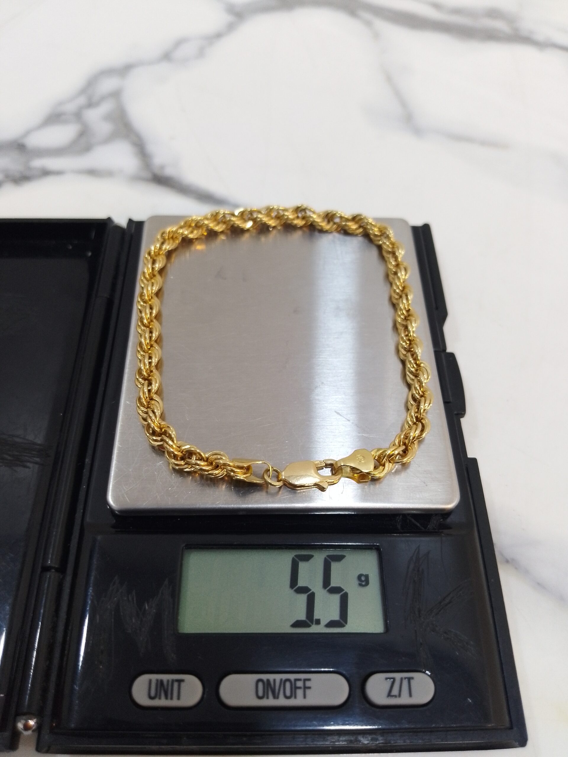 5.5g 18K yellow gold twisted chain bracelet 8.2 inches on a scale