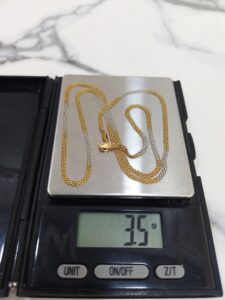3.5g 18K two-tone yellow and white gold carpet chain 20.2 inches on a scale