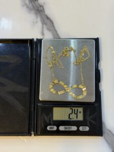 18 Karat Gold Infinity Necklace 2.4g